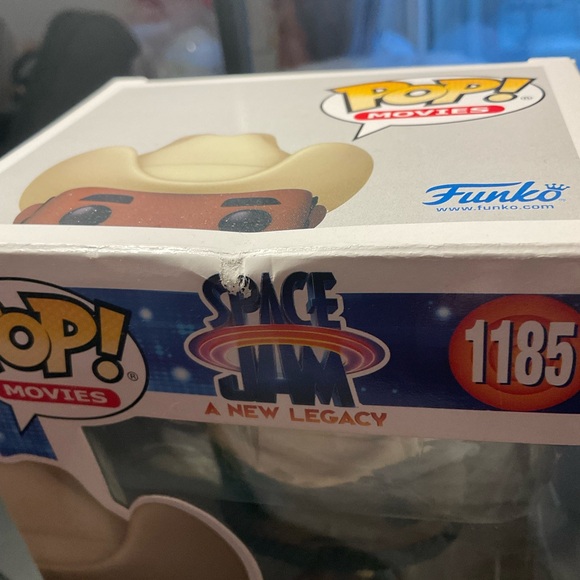 Funko Pop! LeBron James Cowboy with Tan Hat and Red Boots damaged box - Picture 3 of 8